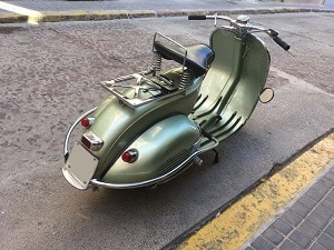 Moto clásica restaurada. Nosotros realizamos la Ficha técnica reducida para poder obtener la nueva ficha técnica en una ITV. Ficha Reducida Vespa 125N de 1955.